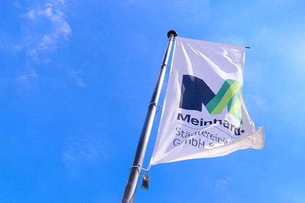 Fahne mit Meinhardt Logo